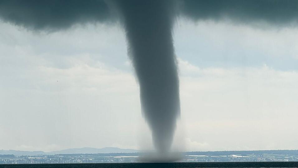 Am Mittwochmittag hat sich ein Tornado auf dem Bodensee vor Friedrichshafen gebildet. Am Mittwochmittag hat sich ein Tornado auf dem Bodensee vor Friedrichshafen gebildet.