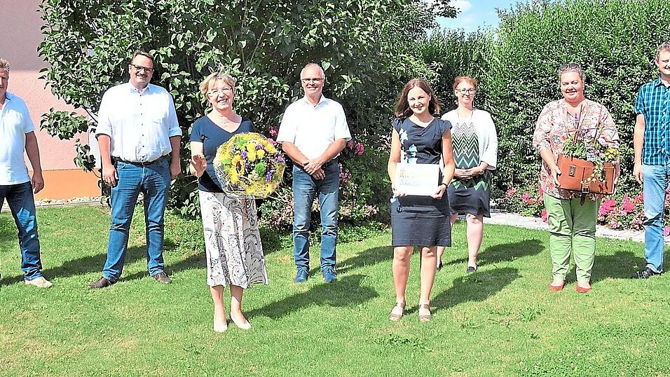 Schulamtsdirektorin Christiane Schichtl, die drei B&uuml;rgermeister der Gemeinden S&uuml;nching, M&ouml;tzing und Riekofen Robert Spindler, Reinhard Knott und Hans Schiller sowie Elternbeiratsvorsitzender Werner Lex und F&ouml;rdervereins-Vorsitzende Manuela Knott verabschiedeten mit Pr&auml;senten zum einen Rektorin Marion Fuchs und zum anderen die stellvertretende Schulleiterin Edith Artmann.