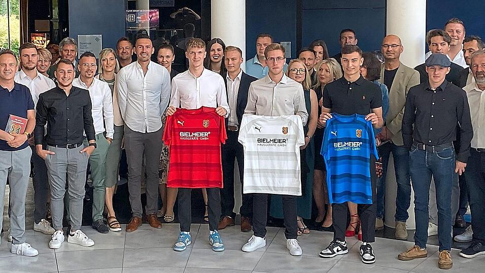 In der Spielbank wurde das neu formierte Team des FC Bad Kötzting vorgestellt. In der Spielbank wurde das neu formierte Team des FC Bad Kötzting vorgestellt.