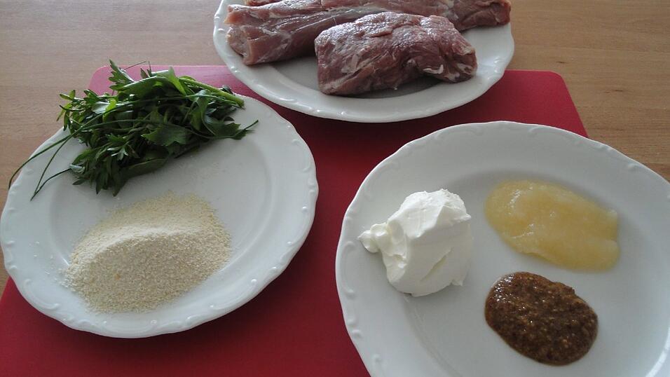 Die Zutaten: Schweinefilet und Bauchspeckstreifen sowie für die Füllung Apfelmus, Semmelbrösel, Frischkäse, süßer Senf und Kräuter.