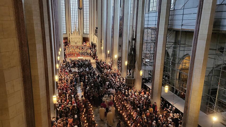Zum Abschluss der Landshuter Hochzeit feierten Mitwirkende und Bürger in St. Martin einen Abschiedsgottesdienst. Zum Abschluss der Landshuter Hochzeit feierten Mitwirkende und Bürger in St. Martin einen Abschiedsgottesdienst.