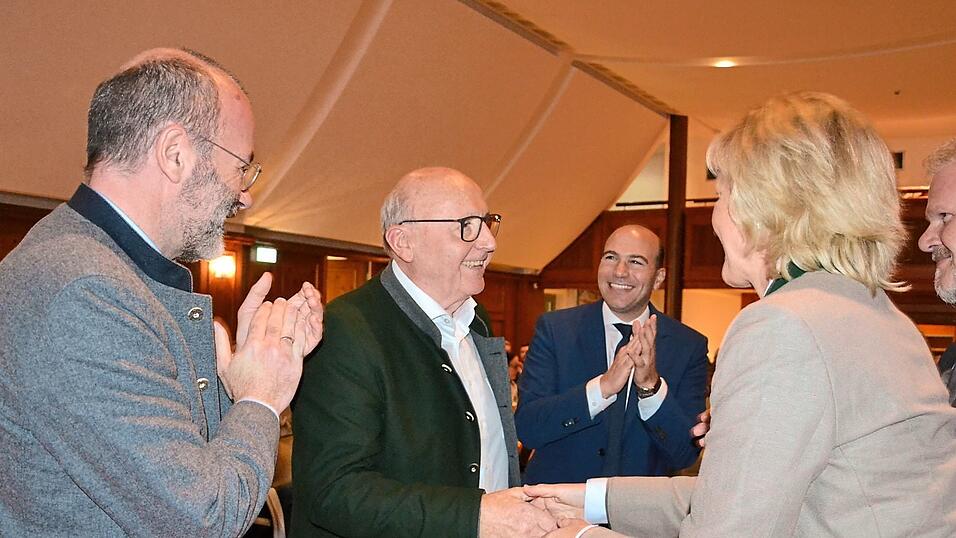 Glückwünsche zur Nominierung erhielt Martin Neumeyer (2. v. l.) von den Abgeordneten Manfred Weber, Florian Oßner und Petra Högl. Glückwünsche zur Nominierung erhielt Martin Neumeyer (2. v. l.) von den Abgeordneten Manfred Weber, Florian Oßner und Petra Högl.