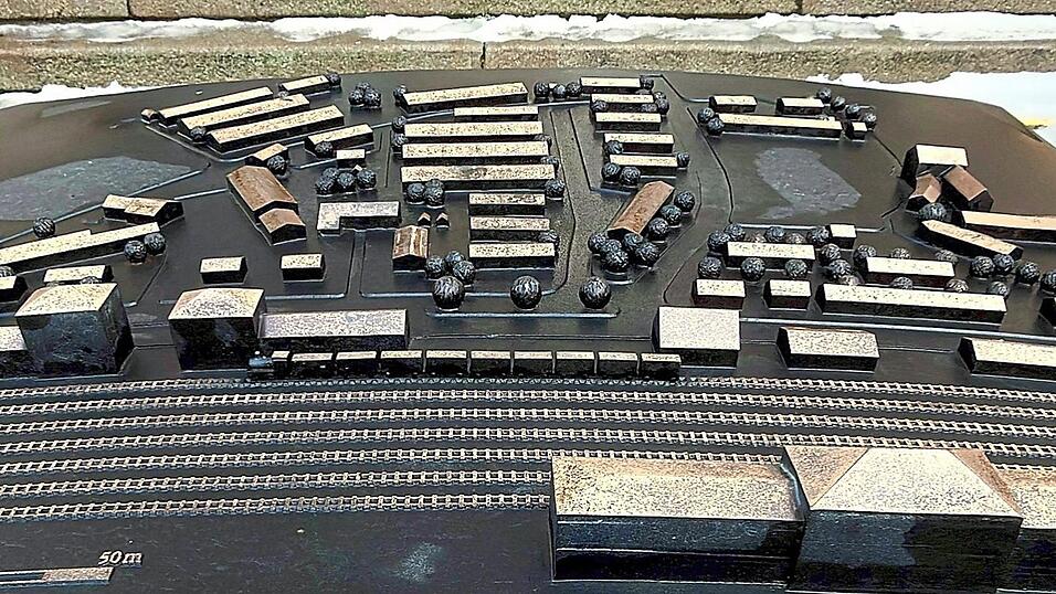 Dieses Relief auf dem Gedenkstein an der Bahnhofstra&szlig;e erinnert an das Grenzdurchgangslager, das Anfang 1946 in Betrieb ging.