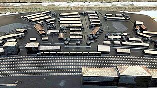 Dieses Relief auf dem Gedenkstein an der Bahnhofstra&szlig;e erinnert an das Grenzdurchgangslager, das Anfang 1946 in Betrieb ging.