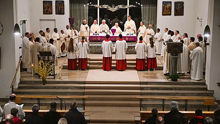 Wenn man viele Priester um den Altar sehen will, muss man zum Dekanatstag nach Straubing-Bogen kommen: dieses Jahr in der voll besetzten Klosterkirche Aiterhofen.