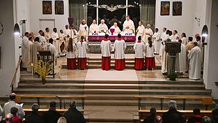 Wenn man viele Priester um den Altar sehen will, muss man zum Dekanatstag nach Straubing-Bogen kommen: dieses Jahr in der voll besetzten Klosterkirche Aiterhofen. Wenn man viele Priester um den Altar sehen will, muss man zum Dekanatstag nach Straubing-Bogen kommen: dieses Jahr in der voll besetzten Klosterkirche Aiterhofen.