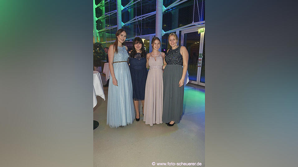 Die Metzgerzunft hat am Samstagabend in die Joseph-von-Fraunhofer-Halle eingeladen. Die Metzgerzunft hat am Samstagabend in die Joseph-von-Fraunhofer-Halle eingeladen.