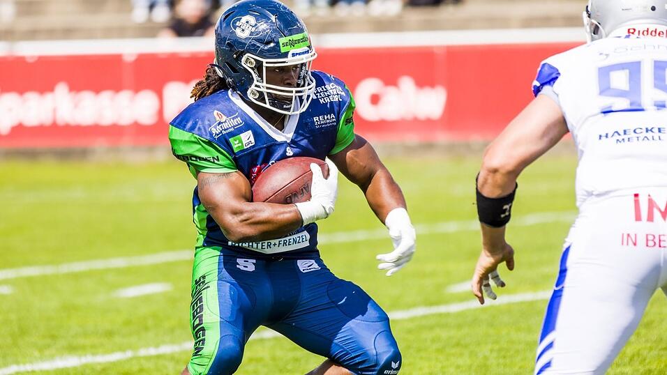 Herausragender Spieler der Straubing Spiders in dieser Saison: Sidney Gibbs. Die 1.253 Yards des Straubinger Running Backs sind ebenso Liga-Bestwert wie seine 17 Touchdowns. Herausragender Spieler der Straubing Spiders in dieser Saison: Sidney Gibbs. Die 1.253 Yards des Straubinger Running Backs sind ebenso Liga-Bestwert wie seine 17 Touchdowns.