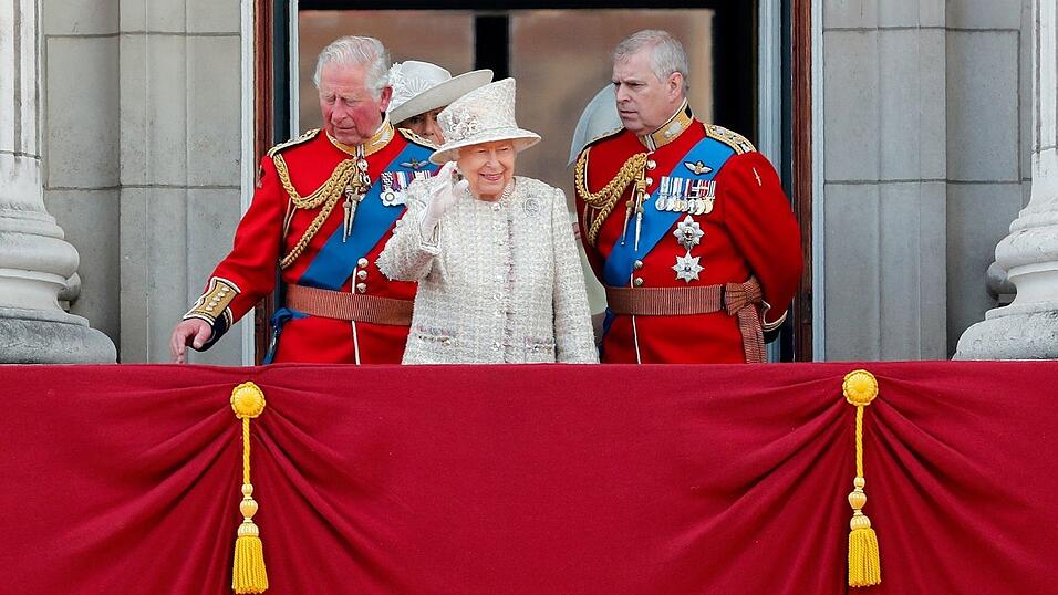 Damals war er noch Herzog von York: Andrew (rechts) mit seiner inzwischen verstorbenen Mutter, der Königin Elizabeth II., und seinem Bruder Charles. (Archivbild) Damals war er noch Herzog von York: Andrew (rechts) mit seiner inzwischen verstorbenen Mutter, der Königin Elizabeth II., und seinem Bruder Charles. (Archivbild)