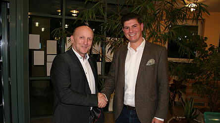 CSU-Herausforderer Julius Bayer (r.) war einer der ersten, die B&uuml;rgermeister Franz Aster zum Wahlsieg gratulierten.