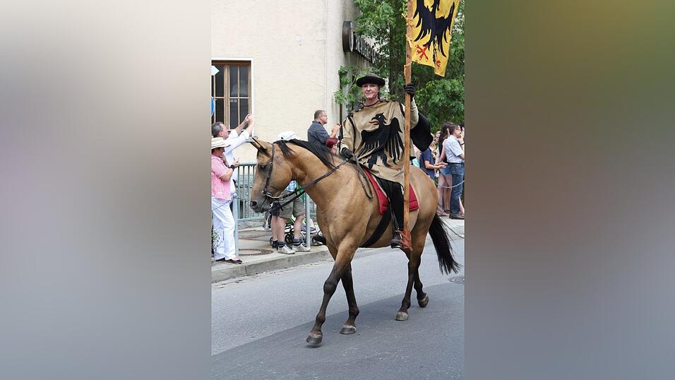 Die schönsten Augenblicke des historischen Drachenstich-Festzuges 2016. Die schönsten Augenblicke des historischen Drachenstich-Festzuges 2016.