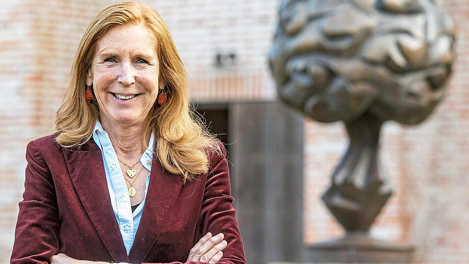 Alexandra von Arnim vor der Skulptur Gro&szlig;es Bouquet III im Koenig-Museum am Fu&szlig;e der Burg Trausnitz.