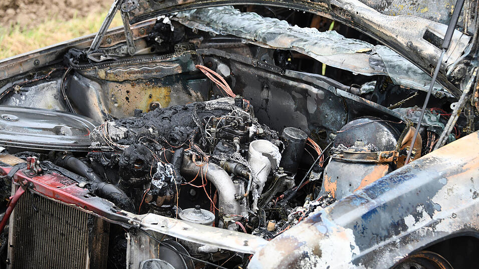 Die Feuerwehr konnte das brennende Auto nicht mehr retten.