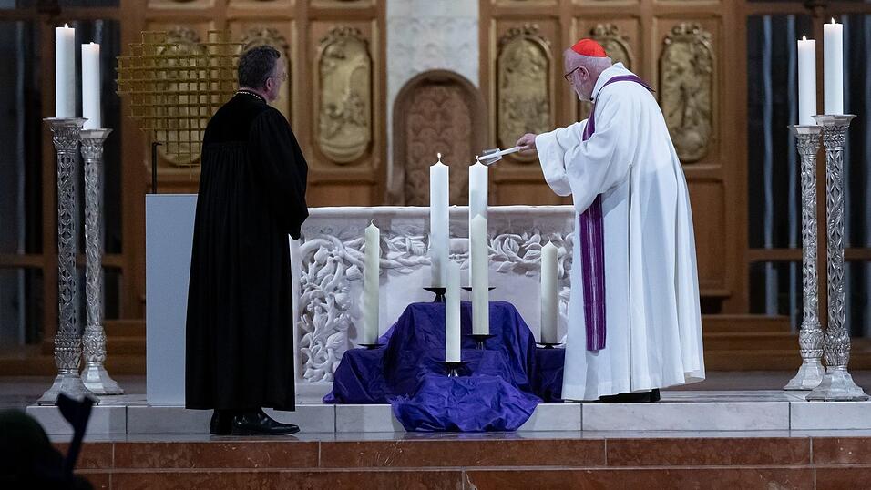 Kardinal Reinhard Marx (r), Erzbischof von München und Freising, Christian Kopp, Landesbischof der Evangelisch-Lutherischen Kirche in Bayern, in der Münchner Frauenkirche bei einem ökumenischen Gedenkgottesdienst für die Opfer des Anschlags auf eine Münchner Gewerkschaftskundgebung. Kardinal Reinhard Marx (r), Erzbischof von München und Freising, Christian Kopp, Landesbischof der Evangelisch-Lutherischen Kirche in Bayern, in der Münchner Frauenkirche bei einem ökumenischen Gedenkgottesdienst für die Opfer des Anschlags auf eine Münchner Gewerkschaftskundgebung.
