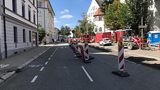 Die Innere Passauer Straße ist bei der Sandtner-Realschule nur noch einspurig stadteinwärts befahrbar.