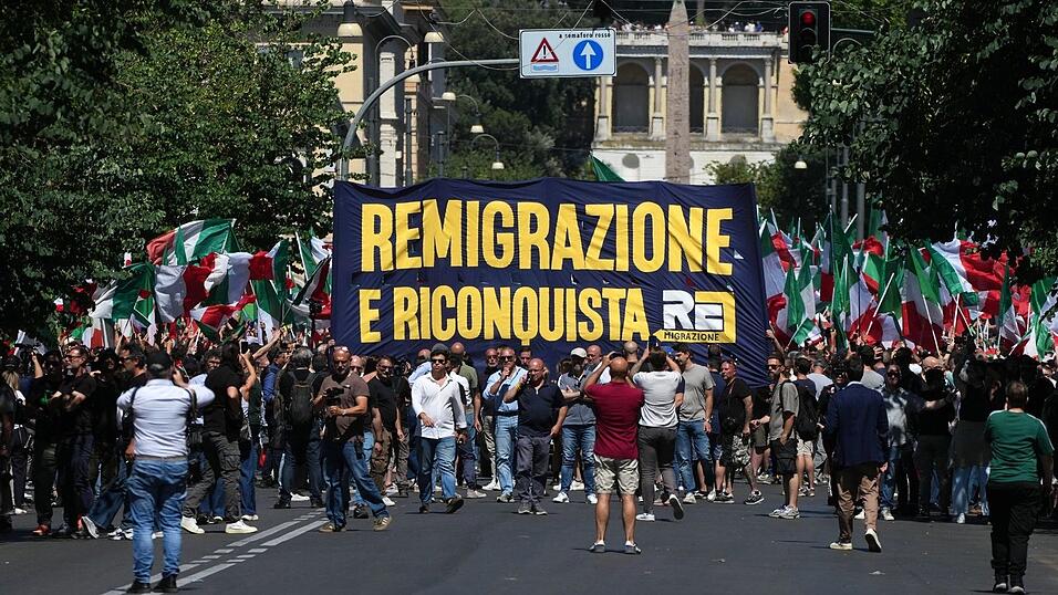 Eine von rechtsextremen Gruppen organisierte Demonstration findet in Rom statt. Eine von rechtsextremen Gruppen organisierte Demonstration findet in Rom statt.