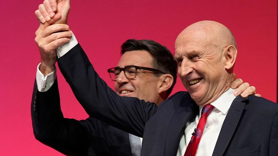 Zeigen sich guter Dinge: Premierminister Andy Burnham (l) und Finanzminister John Healey. (Archivbild) Zeigen sich guter Dinge: Premierminister Andy Burnham (l) und Finanzminister John Healey. (Archivbild)