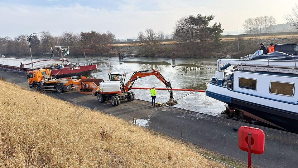 Nach der Havarie eines Güterschiffs auf dem Main-Donau-Kanal im Kreis Forchheim ist der Schiffsverkehr dort vorerst eingestellt. Nach der Havarie eines Güterschiffs auf dem Main-Donau-Kanal im Kreis Forchheim ist der Schiffsverkehr dort vorerst eingestellt.