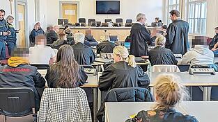 Anstatt rückhaltlos aufzuklären, flüchten sich einige der Burschen in Gedächtnislücken oder verweigern die Auskunft. Anstatt rückhaltlos aufzuklären, flüchten sich einige der Burschen in Gedächtnislücken oder verweigern die Auskunft.