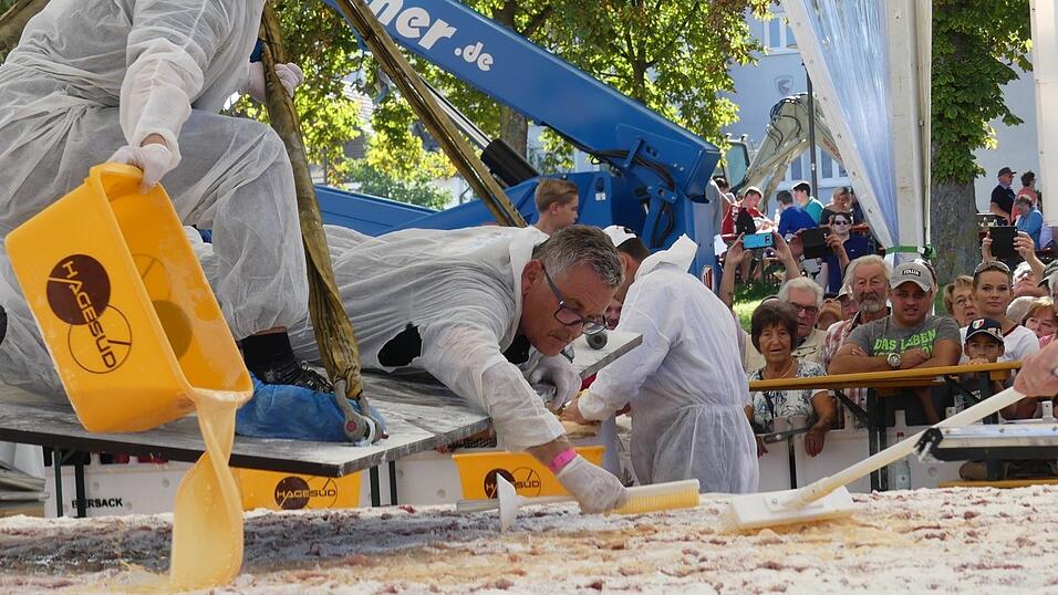 Hunderte freiwillige Helfer haben angepackt und zusammen mit den beiden Initiatoren Werner Biersack und Rudi Dietl das XXL-Schnitzel vorbereitet und gebraten. Das Spektakel vor einem Jahr lockte Tausende Besucher nach Mengkofen.