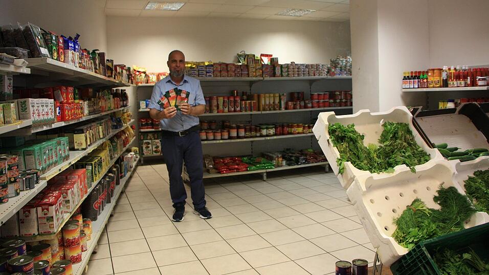 Ibrahim Kurdi zeigt Präsenz im Dukkan Al-Hara, dem orientalischen Laden in der Ludwigstraße. Er übernimmt ihn nicht nur, sondern möchte auch für eine noch größere Produktvielfalt sorgen. Auch einen Umbau plant der erfahrene Geschäftsmann. Ibrahim Kurdi zeigt Präsenz im Dukkan Al-Hara, dem orientalischen Laden in der Ludwigstraße. Er übernimmt ihn nicht nur, sondern möchte auch für eine noch größere Produktvielfalt sorgen. Auch einen Umbau plant der erfahrene Geschäftsmann.