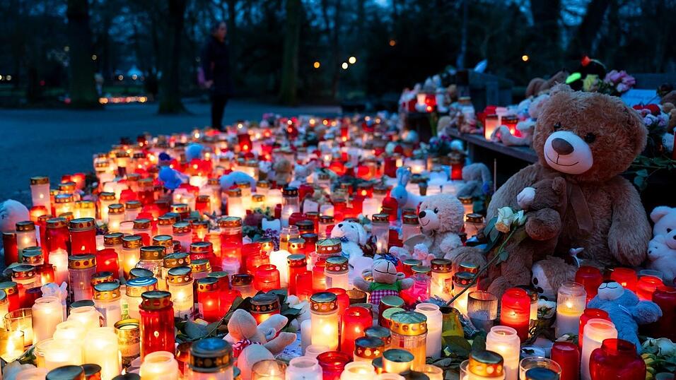 Mit angezündeten Kerzen zeigen die Menschen in Aschaffenburg ihre Trauer.