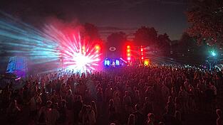 Tausende Festivalbesucher zog es gegen Mitternacht zur Hauptbühne.