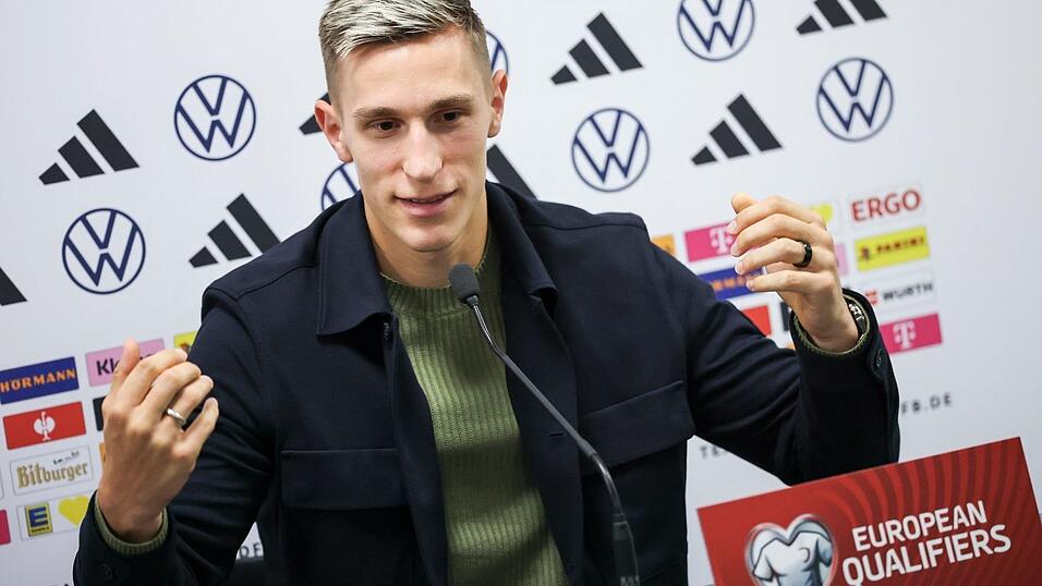 Nico Schlotterbeck spricht im Windsor Park von Belfast.