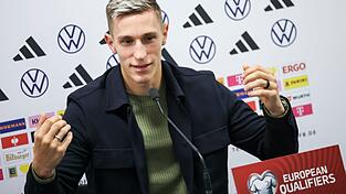 Nico Schlotterbeck spricht im Windsor Park von Belfast.