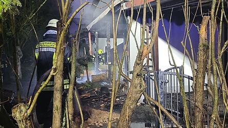 Das Feuer brach im Nebengeb&auml;ude aus.