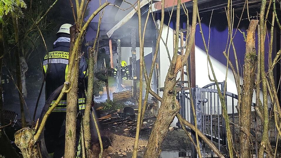 Das Feuer brach im Nebengeb&auml;ude aus.