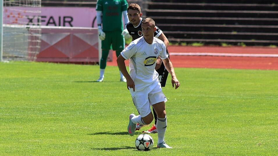 Ohne geht&rsquo;s (noch) nicht: Nach dem Ende seiner Profikarriere kickt Sebastian Maier (am Ball) seit 2025 als Spielertrainer bei der SpVgg Landshut. Beim Spitzenreiter der Landesliga Mitte steuerte er in acht Partien drei Tore und eine Vorlage bei.