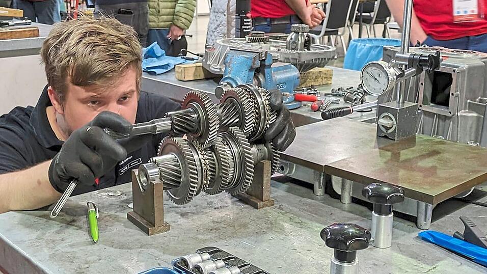 Das Getriebe betrachtet und pr&uuml;ft Schmied ganz genau.