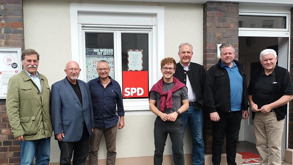 Stellen heuer ein großes Festprogramm auf die Beine und formulieren forsche Ziele für die Zukunft (v.l.): der frühere Bürgermeister Hans Lohmeier, der jetzige Bürgermeister Werner Schäfer, Stadtverbandsvorsitzender Jürgen Karbstein, stellvertretender Bezirksvorsitzender Marvin Kliem, Unterbezirksvorsitzender Peter Stranninger sowie Christof und Ernst Moser, in deren Schreinerei am Michaelsweg am 6. Oktober der Festakt stattfinden wird. Stellen heuer ein großes Festprogramm auf die Beine und formulieren forsche Ziele für die Zukunft (v.l.): der frühere Bürgermeister Hans Lohmeier, der jetzige Bürgermeister Werner Schäfer, Stadtverbandsvorsitzender Jürgen Karbstein, stellvertretender Bezirksvorsitzender Marvin Kliem, Unterbezirksvorsitzender Peter Stranninger sowie Christof und Ernst Moser, in deren Schreinerei am Michaelsweg am 6. Oktober der Festakt stattfinden wird.