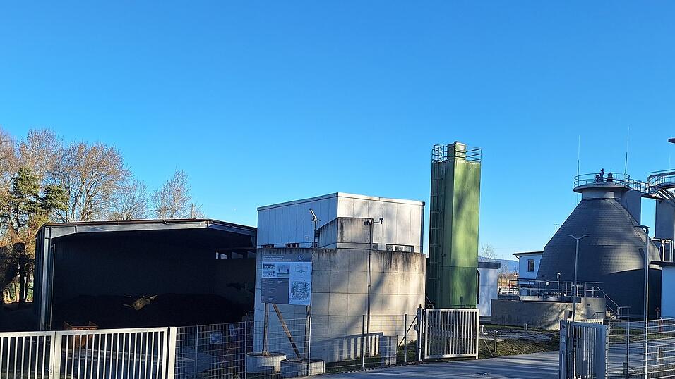 Die Kläranlage in der Grünau. In der offenen Halle links wird der Klärschlamm nach der Entwässerung gelagert. Regelmäßig wird er dann in die ZTS gefahren. Die Kläranlage in der Grünau. In der offenen Halle links wird der Klärschlamm nach der Entwässerung gelagert. Regelmäßig wird er dann in die ZTS gefahren.