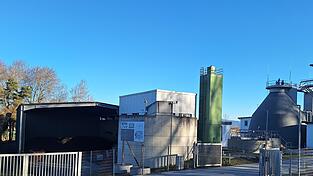 Die Kläranlage in der Grünau. In der offenen Halle links wird der Klärschlamm nach der Entwässerung gelagert. Regelmäßig wird er dann in die ZTS gefahren. Die Kläranlage in der Grünau. In der offenen Halle links wird der Klärschlamm nach der Entwässerung gelagert. Regelmäßig wird er dann in die ZTS gefahren.