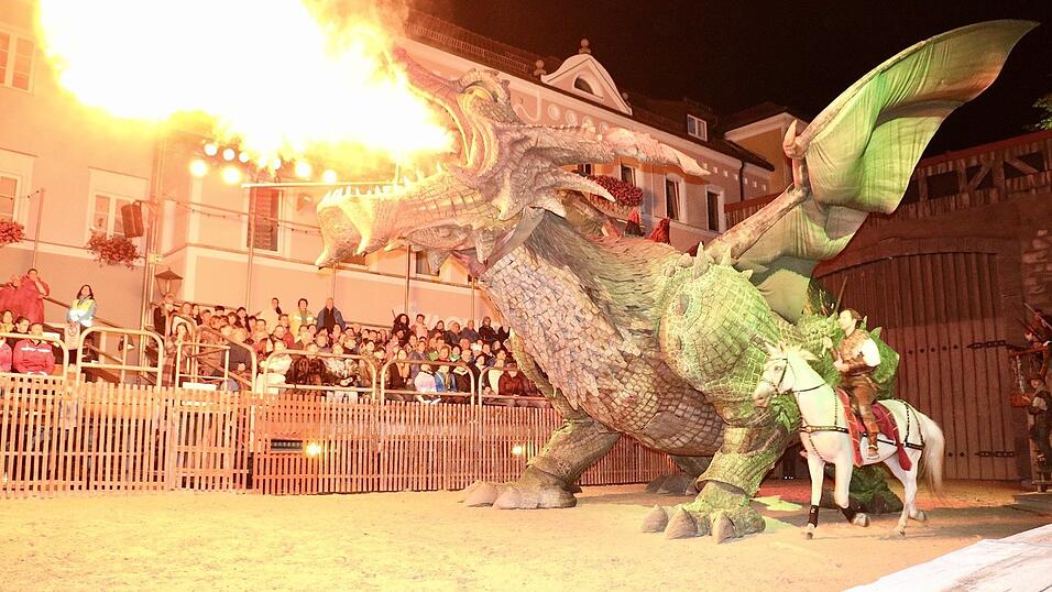 Eindr&uuml;cke von der Gruppe 'blau', die am Freitagabend die Drachenstich-Premiere gespielt hat.