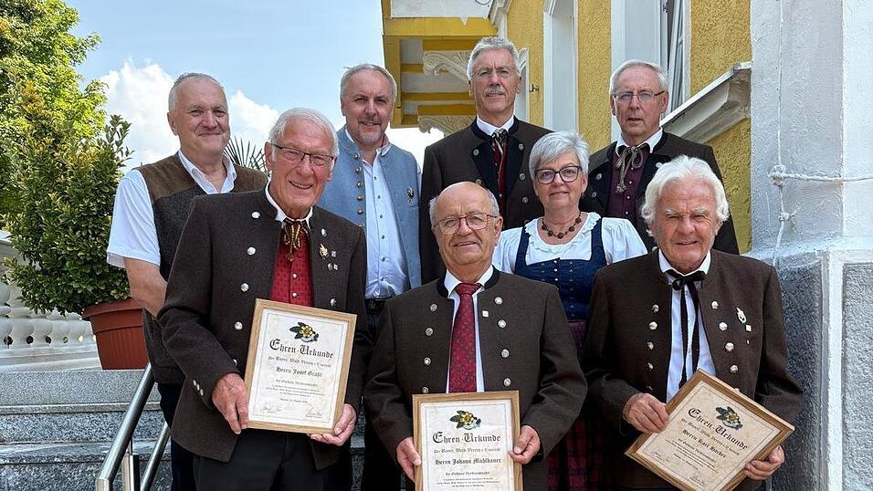 Josef Gra&szlig;l, Johann M&uuml;hlbauer und Karl Hacker (vorne v.l.) wurden mit der goldenen Verdienstnadel des Bayerischen Wald-Vereins ausgezeichnet. Mit im Bild (hinten v.l.) B&uuml;rgermeister Xaver Gmach, Wald-Vereinsvorsitzender Markus Kerner aus Blaibach, 2. Vorsitzender der Sektion Hohenwarth Josef Pritzl, Inge Kirschbauer und 1. Vorsitzender der Sektion Jochen Lehmeier.
