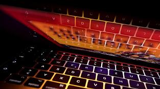 Völlig schutzlos ist man nicht, aber Privatpersonen und auch Unternehmen reagieren oft zu spät, obwohl eine einfache (und kostenlose) Aktualisierung ihres Systems vielfach schon reichen würde.