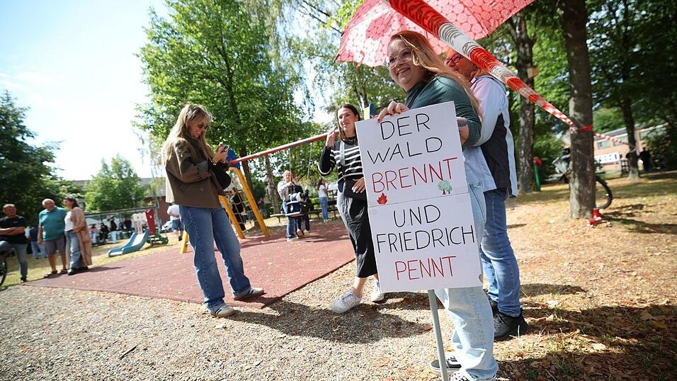 Demonstranten protestierten unter anderem mit einem Plakat, auf dem «Der Wald brennt und Friedrich pennt» stand. Demonstranten protestierten unter anderem mit einem Plakat, auf dem «Der Wald brennt und Friedrich pennt» stand.