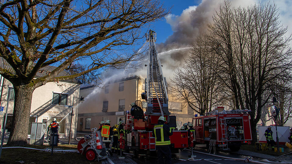 Zahlreiche Einsatzkräfte von Feuerwehr, Polizei und Rettungsdienst waren vor Ort.