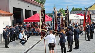 Fahnenabordnungen und zahlreiche Uniformierte geben der Segnung des Hallenanbaus einen würdigen Rahmen. Die Redner hoben vor allem die enorme Eigenleistung der Feuerwehrmitglieder hervor.