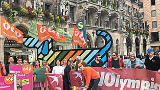 Vor dem Rathaus protestieren am Mittwoch Aktivisten und Mitglieder der ÖDP und der Linken gegen Olympia.