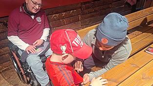 Voll ausstaffiert mit M&uuml;tzen und Trikots waren auch schon die kleinsten Bayernfans. Serge Gnabry unterschrieb bei diesem Buben auf dem Trikot.