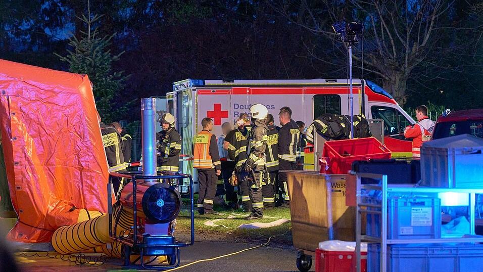 Viele Einsatzkr&auml;fte m&uuml;ssen in einer Schleuse dekontaminiert werden.