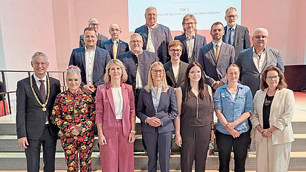 Die neu vereidigten Stadträte mit OB (vorne: v.l.): Michaela Stöberl, Eva Christ-Kiefl, Ulrike Fuchs, Rebecca Pummer, Katrin Dengler, Ulrike Obermaier, (2. Reihe v.l.) Patrick Altmann, Johann Kroul, Marvin Kliem, Christoph Weinholzner, Erich Markl, (dritte Reihe v.l.): Thomas Stibbe, Peter Deiring, Norbert Högl, Maximilian Herpich, Prof. Dr. Jochen Grassinger. Die neu vereidigten Stadträte mit OB (vorne: v.l.): Michaela Stöberl, Eva Christ-Kiefl, Ulrike Fuchs, Rebecca Pummer, Katrin Dengler, Ulrike Obermaier, (2. Reihe v.l.) Patrick Altmann, Johann Kroul, Marvin Kliem, Christoph Weinholzner, Erich Markl, (dritte Reihe v.l.): Thomas Stibbe, Peter Deiring, Norbert Högl, Maximilian Herpich, Prof. Dr. Jochen Grassinger.