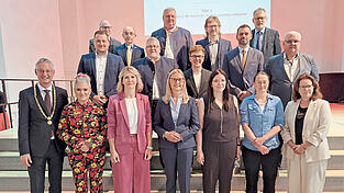 Die neu vereidigten Stadtr&auml;te mit OB (vorne: v.l.): Michaela St&ouml;berl, Eva Christ-Kiefl, Ulrike Fuchs, Rebecca Pummer, Katrin Dengler, Ulrike Obermaier, (2. Reihe v.l.) Patrick Altmann, Johann Kroul, Marvin Kliem, Christoph Weinholzner, Erich Markl, (dritte Reihe v.l.): Thomas Stibbe, Peter Deiring, Norbert H&ouml;gl, Maximilian Herpich, Prof. Dr. Jochen Grassinger.