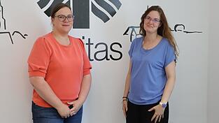 Die Sozialpädagoginnen Katharina Reuschl (l.) und Nicole Eimer haben täglich mit Menschen zu tun, die von der Hand in den Mund leben. Manche haben ihr Geld nicht im Griff, aber viele haben Lebenskrisen wie Trennung, Krankheit oder Tod des Partners finanziell aus der Bahn geworfen. Die Sozialpädagoginnen Katharina Reuschl (l.) und Nicole Eimer haben täglich mit Menschen zu tun, die von der Hand in den Mund leben. Manche haben ihr Geld nicht im Griff, aber viele haben Lebenskrisen wie Trennung, Krankheit oder Tod des Partners finanziell aus der Bahn geworfen.