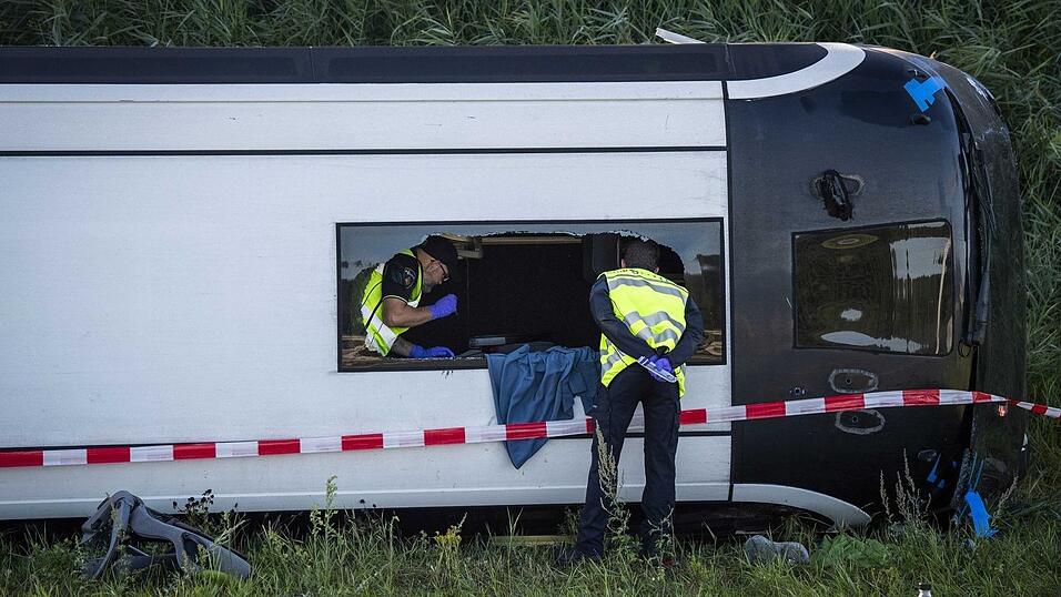 Rettungskräfte versorgten die Insassen des Reisebusses nach dem Unfall auf der A28 bei Wezep. Rettungskräfte versorgten die Insassen des Reisebusses nach dem Unfall auf der A28 bei Wezep.