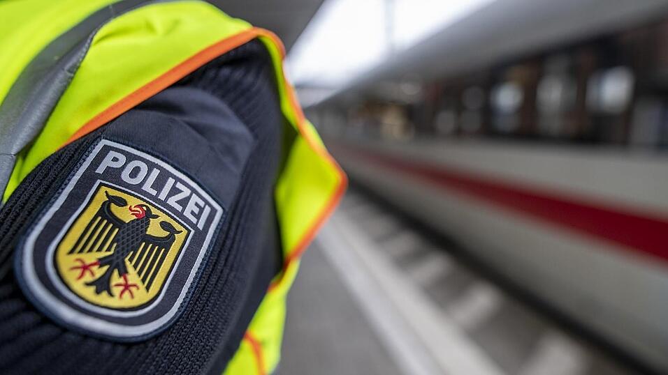Die Bundespolizei kontrolliert seit Jahren bei Passau Zugreisende und Autofahrer. Damit könnte bald Schluss sein. Die Bundespolizei kontrolliert seit Jahren bei Passau Zugreisende und Autofahrer. Damit könnte bald Schluss sein.
